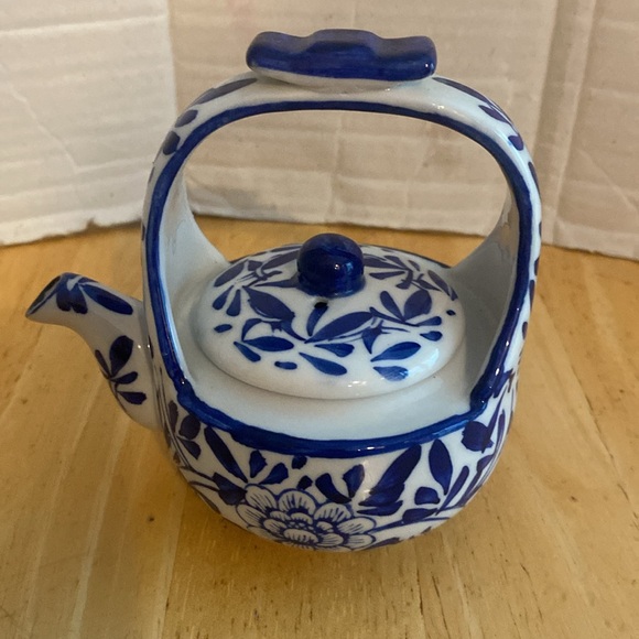 Bombay vintage small decorative covered tea pot. Blue and white. About 4 in tall - Picture 2 of 6